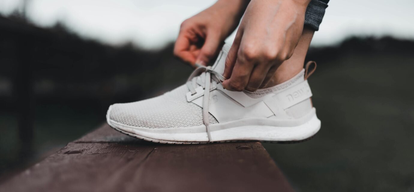 pessoa caminhando ao amanhecer representando investimento em saúde