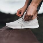 pessoa caminhando ao amanhecer representando investimento em saúde