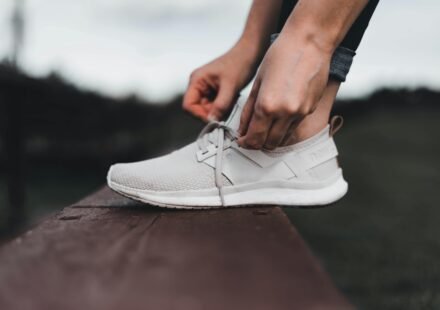 pessoa caminhando ao amanhecer representando investimento em saúde