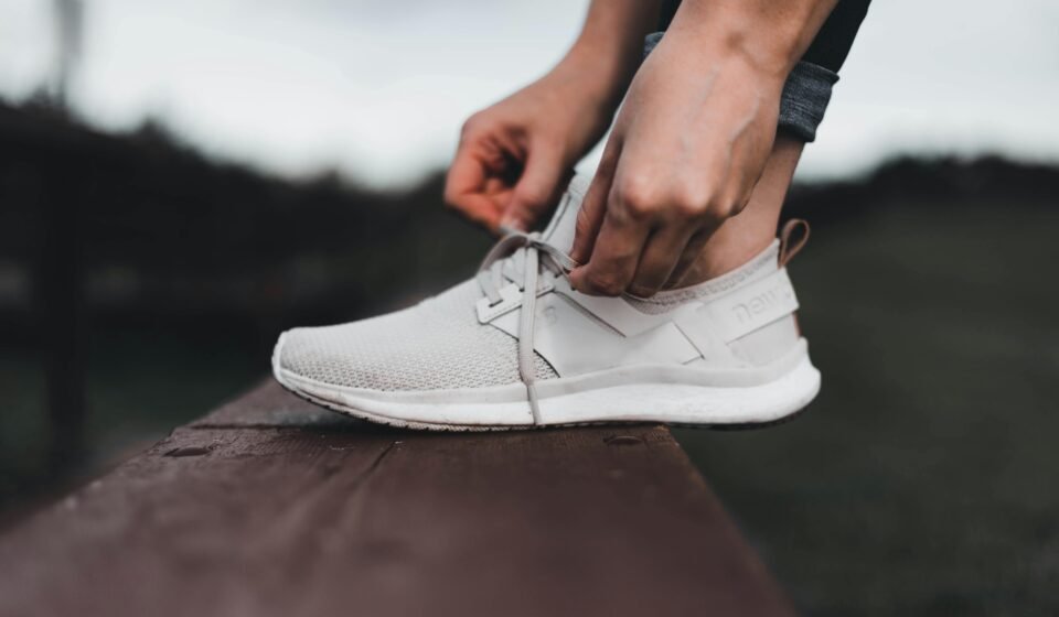 pessoa caminhando ao amanhecer representando investimento em saúde